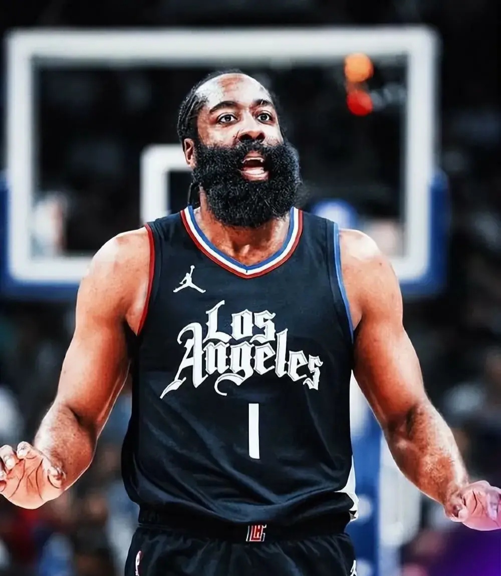 篮球明星宣布复出，球队士气大增