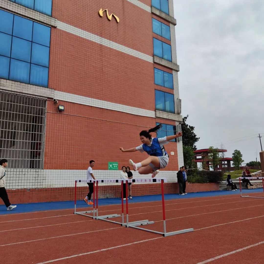 赛事激烈进行，球员们全力拼搏冲刺的简单介绍