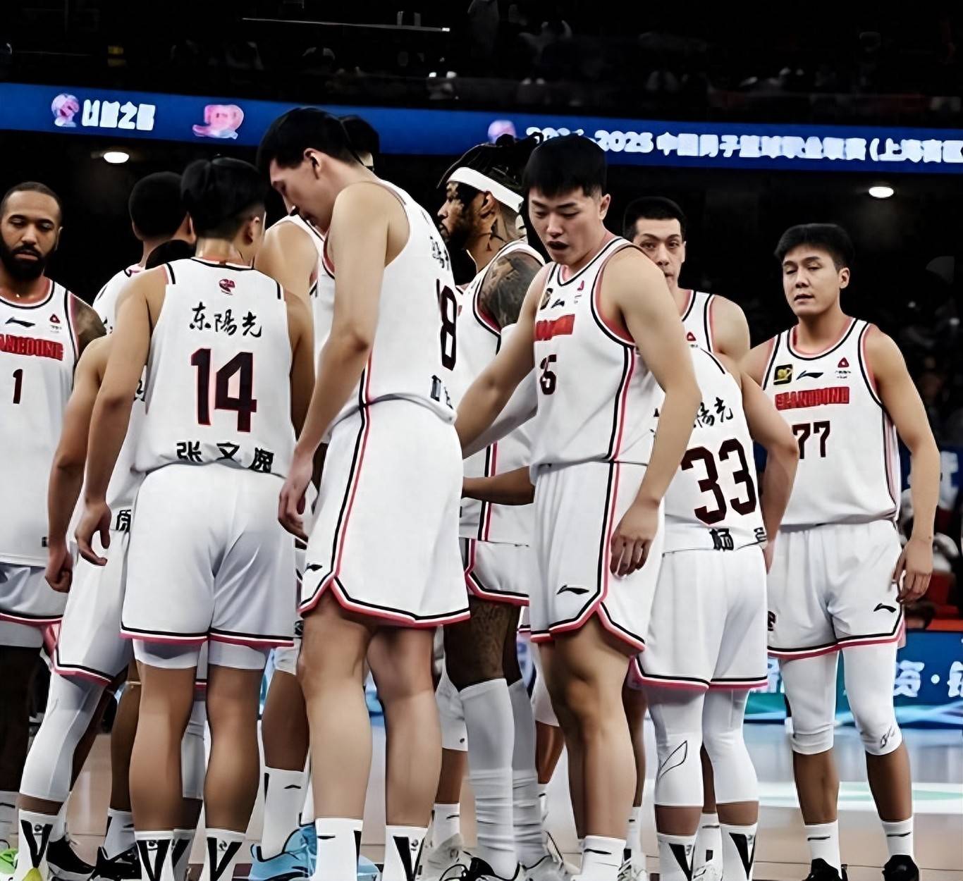 球队热身赛取得胜利，备战新赛季