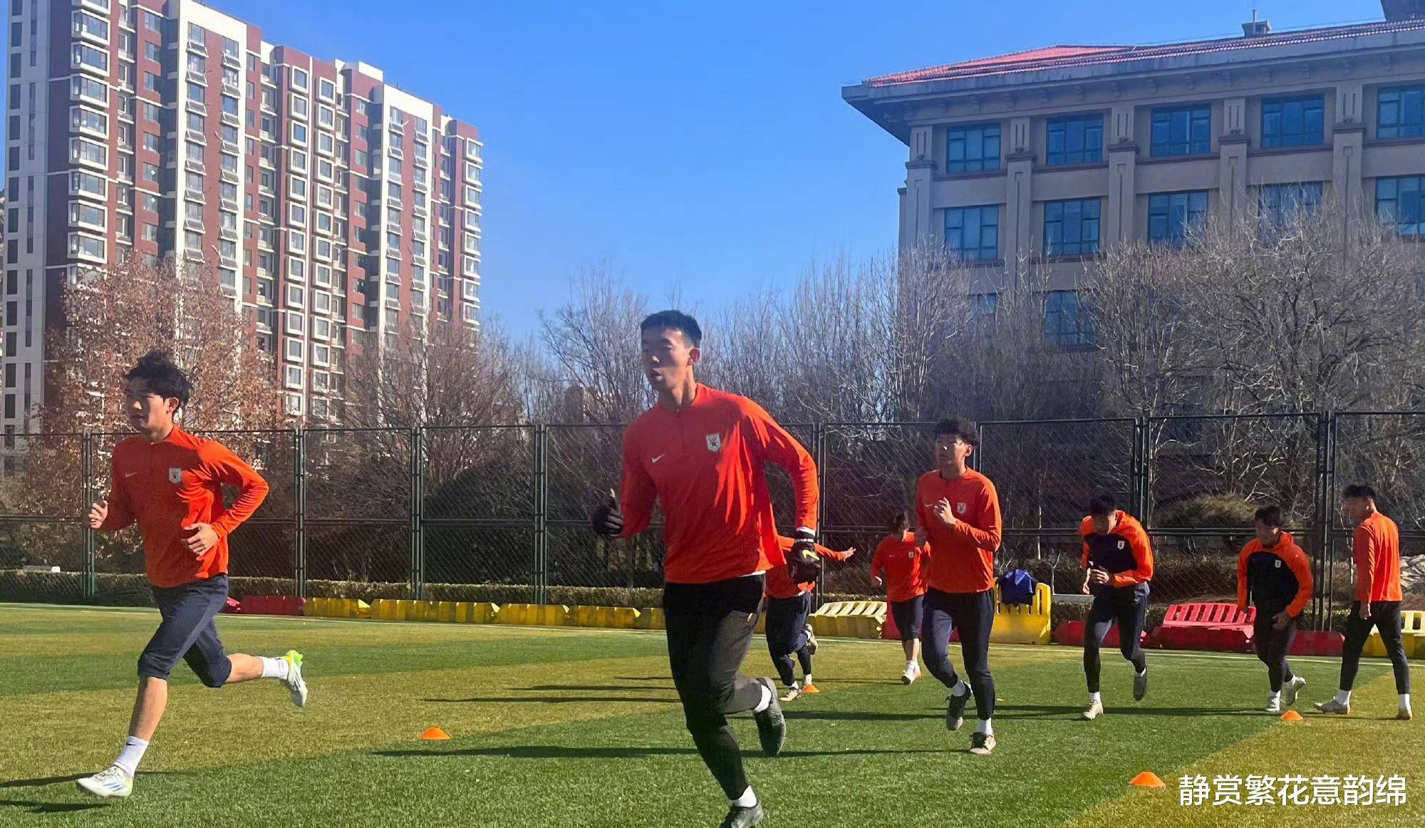 球队热身赛取得胜利，备战新赛季