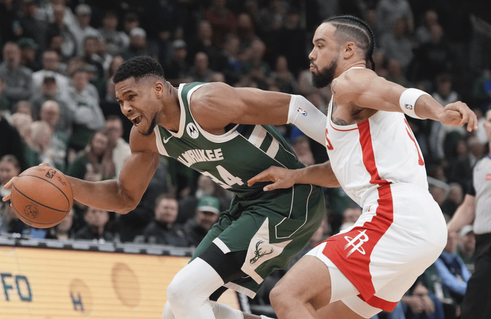 包含雄鹿豪取十连胜，火箭遭受三连败的词条