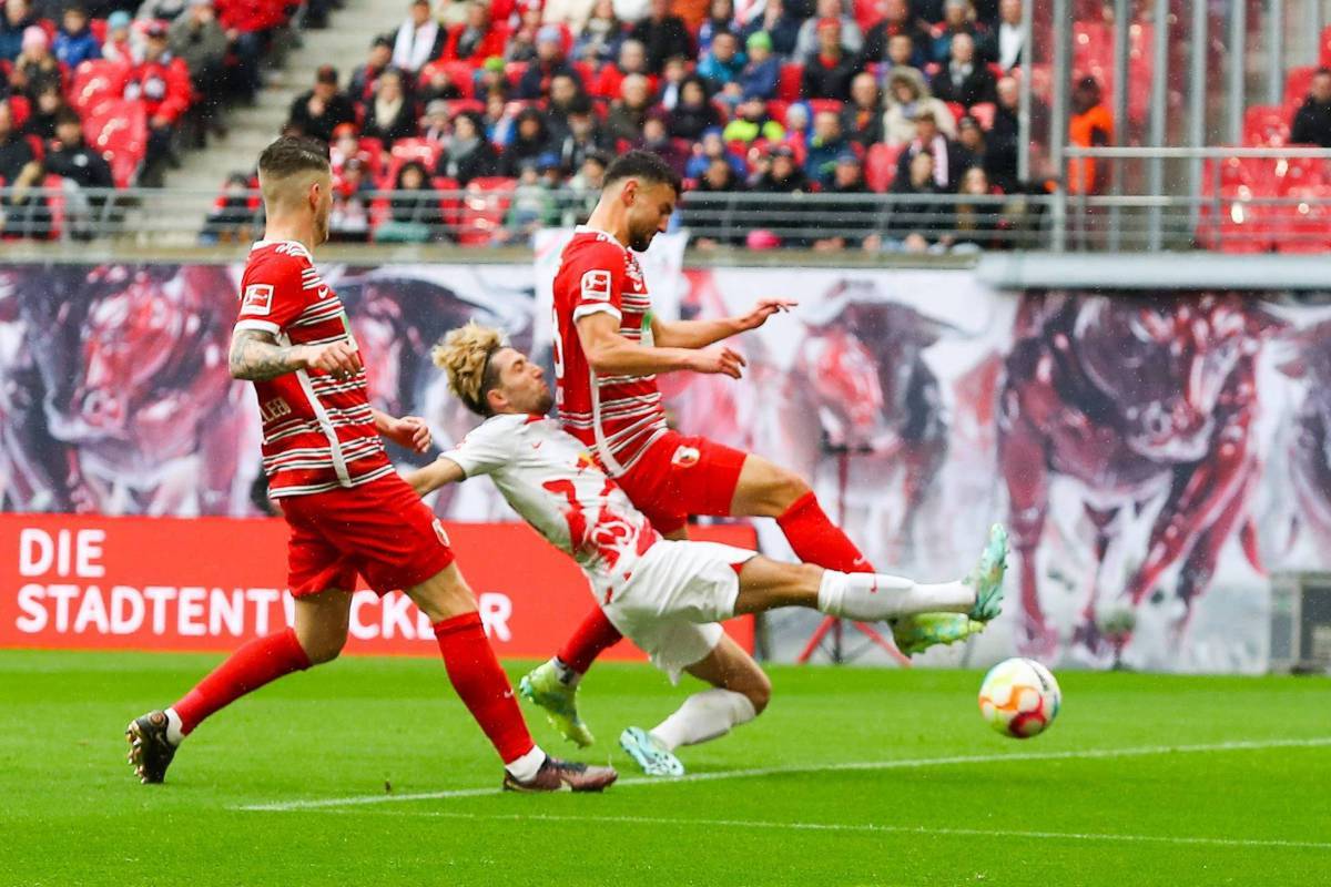 关于沙尔克球员奋勇拼搏，战平对手保住中游地位的信息