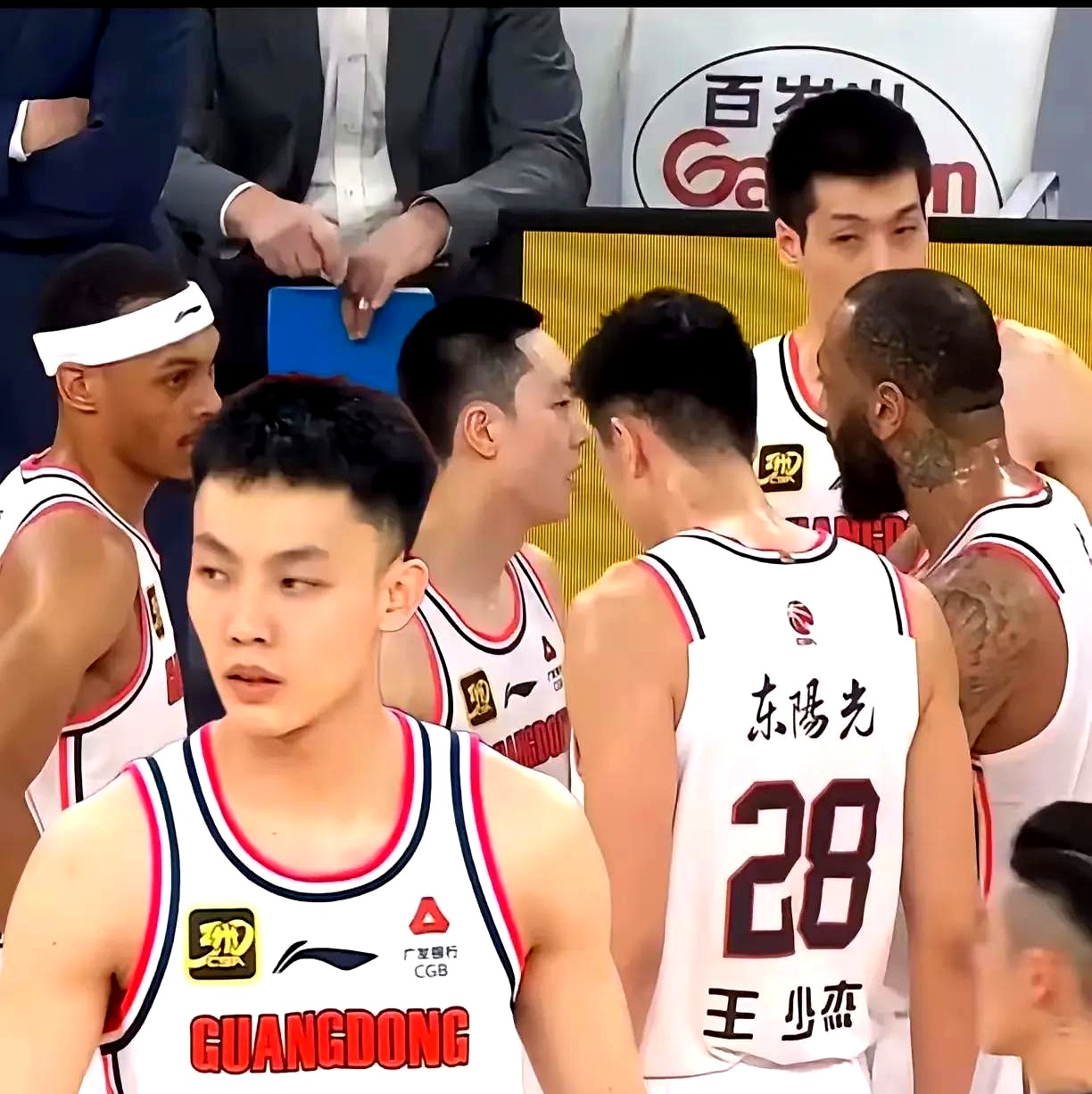 关于广东宏远主场惨败！山西队大胜送对手两连败，遭遇赛季首败的信息