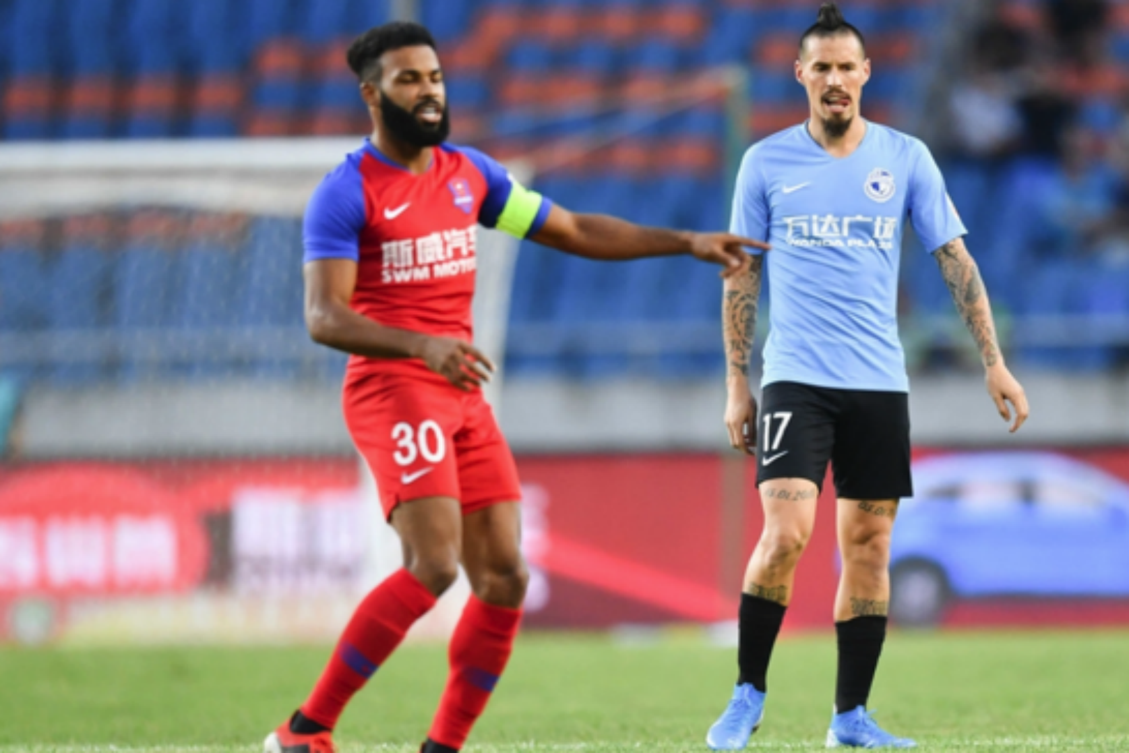 包含尴尬收场：重庆斯威客场输给山东鲁能未能延续不败纪录的词条