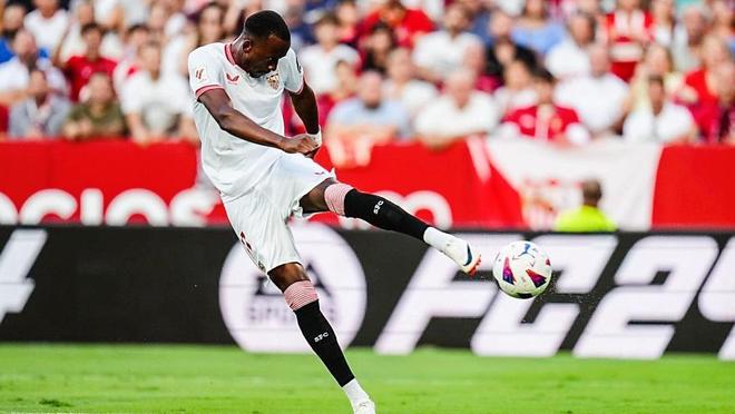 包含那不勒斯后防漏洞百出，保级前景蒙上阴影的词条