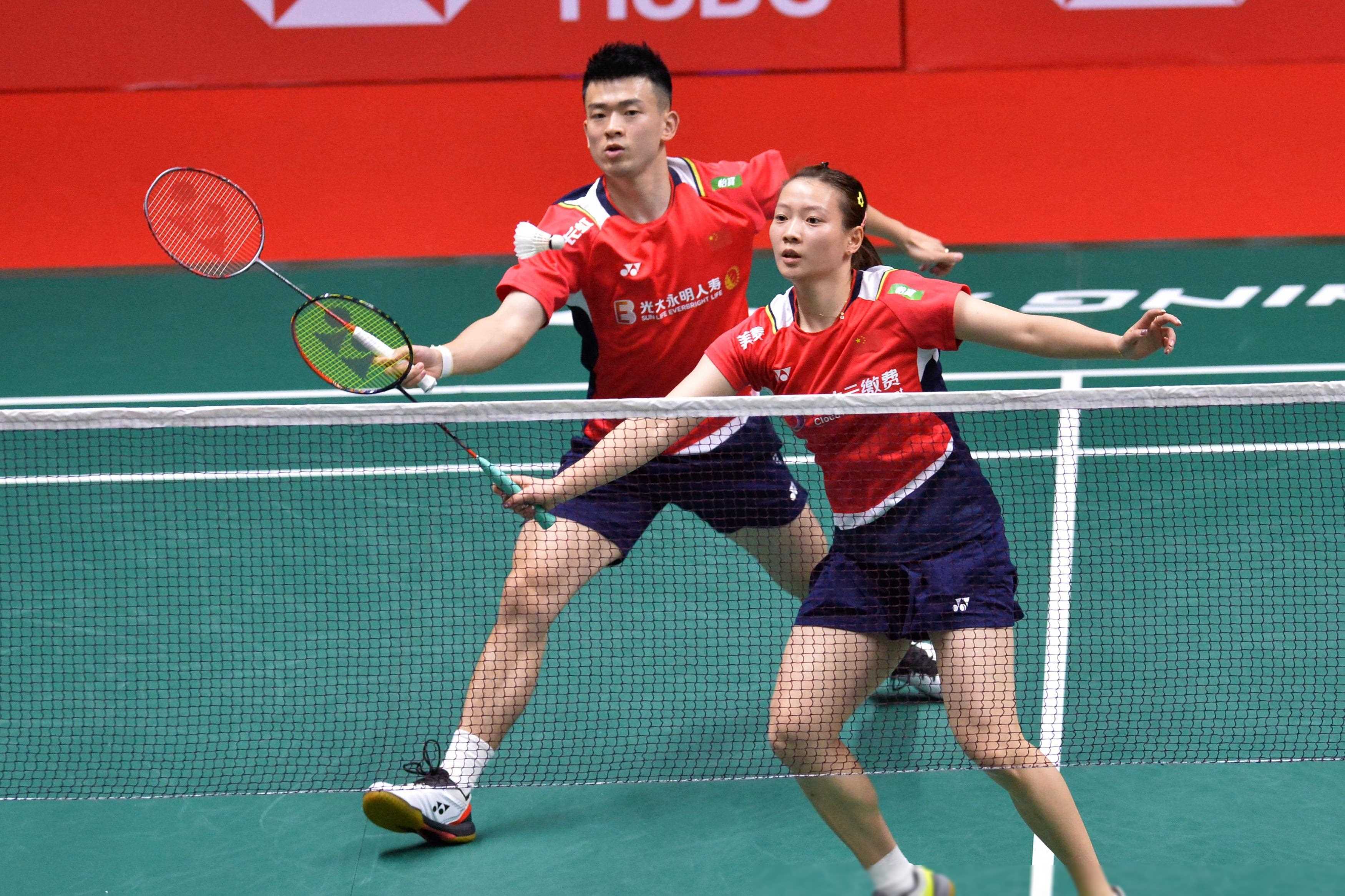 比赛中出现惊险一幕,双方你来我往争夺胜利 比赛中出现惊险一幕,双方你来我往争夺胜利