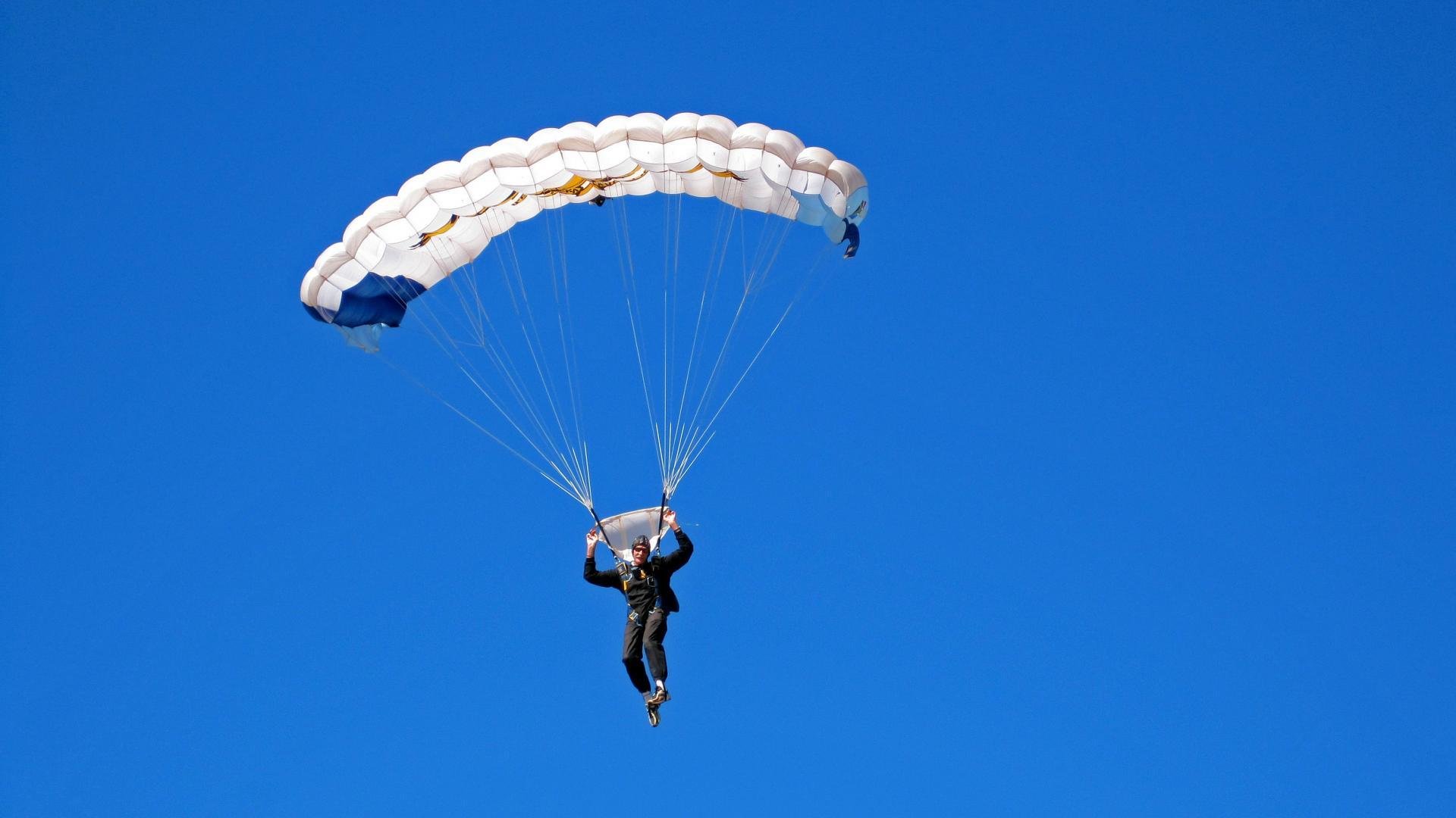 赛道与球场，当爱德华兹接管F1街道赛，辽宁队淘汰山西队