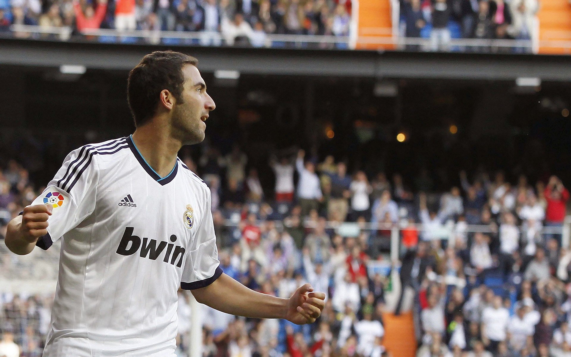 西甲国家德比之夜,保罗连续得分拉开差距,书写传奇篇章